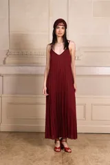 Vestido largo plisado color borgoña con lurex, escote en V y breteles finos.