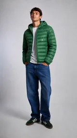 Campera puffer verde con capucha, cierre frontal y bolsillos laterales. Diseño acolchado con logo bordado en el pecho.