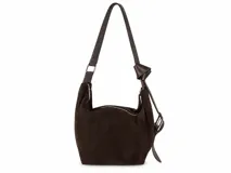 Cartera bandolera de gamuza color marrón topo, con correa ajustable de cuero marrón oscuro.