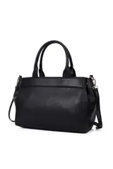 Cartera tipo tote de color negro, con doble asa de mano y correa larga ajustable y extraíble. Presenta un diseño minimalista con cierre superior y detalle de logo grabado en la parte frontal.