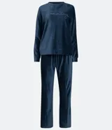 Conjunto de pijama largo de plush azul oscuro, compuesto por una blusa de manga larga con cuello redondo y bordado de lettering en blanco, y un pantalón largo de corte recto.