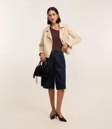 Blusa de manga larga color marrón chocolate, confeccionada en punto de viscosa con escote asimétrico y fruncido en el hombro.