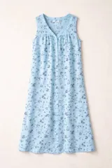 Camisón corto sin mangas de corte recto, con estampado floral en tonos azules sobre fondo celeste.