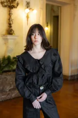 Camisa de lino con cuello grande con volados, mangas largas abullonadas con puños y cierre frontal con botones forrados.