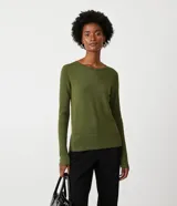 Suéter de punto color verde militar, con cuello barco, mangas largas y diseño acanalado.