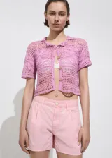 Short de tiro medio confeccionado en algodón estilo denim, con diseño recto, cierre frontal de cremallera y botón, trabillas para cinturón, dos bolsillos delanteros y dos bolsillos de parche en la parte posterior.