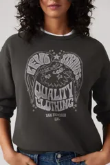 Buzo negro de corte clásico con cuello redondo y puños acanalados. Estampado frontal con el logo de Levi's y un águila.