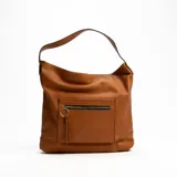 Bolso hobo marrón de cuero sintético con textura granulada. Tiene correa de hombro, bolsillo frontal con cierre y adorno de borla con aro metálico.