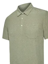 Chomba RKF modelo Trento de color verde melange, con cuello polo, cartera de tres botones y un bolsillo aplicado en el pecho.