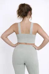 Top deportivo de microfibra color salmón, con escote en V y tirantes anchos.