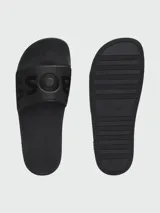 Sandalias tipo ojota de la marca Boss, color marrón oscuro, con diseño de banda ancha que presenta el logo de la marca en relieve.