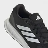 Championes de running Adidas Runfalcon 5, color negro con las icónicas tres tiras laterales en blanco y mediasuela blanca con tecnología Cloudfoam. Presentan una parte superior de malla transpirable y suela Adiwear resistente al desgaste.
