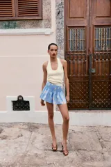 Falda corta de tiro medio con cintura elástica tipo nido de abeja y diseño con estampado de lunares grandes.