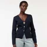 Cárdigan azul marino de punto canalé, con escote en V, cierre frontal con botones dorados y mangas largas.