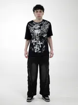 Pantalón de jogging negro con efecto lavado, corte holgado y cierres laterales verticales que permiten ajustar la silueta de wide a straight fit. Cuenta con cintura elástica con cordón ajustable.