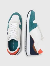 Camisa de vestir celeste de corte slim fit, con cuello italiano y cierre frontal con botones.