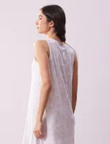 Camisón corto negro con estampado de lunares blancos, escote en V con botones y detalle plisado en el pecho.