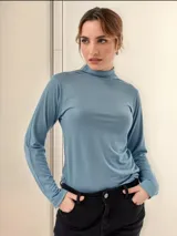 Polera celeste de microfibra con cuello alto y mangas largas.