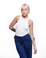 Pantalón de denim azul con corte sastrero de pierna ancha, tiro alto, cierre frontal invisible y pretina cruzada. Aplique de caballo/dragón en bronce hecho a mano y bordado negro del logo Temblad en la parte trasera.