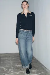 Pantalón de jean celeste de tiro medio, corte ancho y terminación con dobladillo.