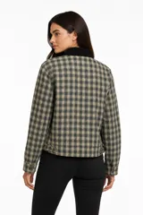 Campera de corte recto con estampado a cuadros en tonos gris y beige, cuello camisero en color negro, cierre frontal con cremallera y bolsillos laterales.