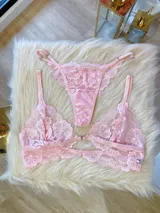 Conjunto de lencería compuesto por un bralette de encaje con broche frontal y una tanga regulable a juego. Ambas piezas están confeccionadas en encaje suave y elastizado.
