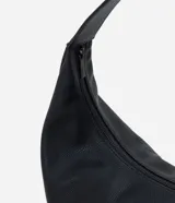 Cartera modelo hobo de gran tamaño confeccionada en poliuretano con textura granulada. Presenta un diseño de media luna con asa única integrada, cierre superior con cremallera y un compartimento interior amplio con bolsillo.