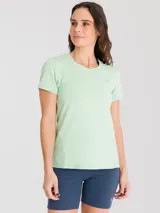 Remera deportiva de manga corta en color verde menta, con cuello redondo y ajuste ergonómico. Presenta un diseño técnico transpirable ideal para actividades físicas.