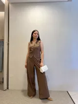 Chaleco marrón con botones, sin mangas y corte clásico.