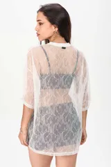 Remerón de encaje blanco transparente, de corte oversize, con mangas cortas y cuello redondo.