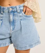 Short baggy de jean color azul con lavado medio, tiro alto, pliegues delanteros y bolsillos. Presenta detalles de costuras pespunteadas en color contrastante y botamanga ancha.