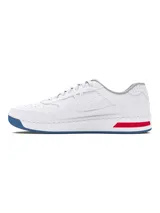 Championes Under Armour modelo Court 96, de diseño urbano y deportivo. Presentan una parte superior de cuero blanco con detalles perforados, entresuela blanca con un detalle decorativo en rojo en el talón y suela de goma en color azul.