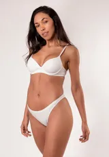 Soutien de microfibra preformado con copa y aro, sin costuras y con breteles regulables.