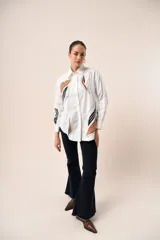 Pantalón de jean acampanado color celeste claro.