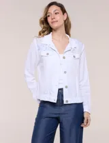Campera liviana de lino color blanco, con estilo denim y silueta semi entallada. Presenta un canesú superior estampado con motivos florales en tonos azules y tostados, cuello camisero, abotonadura frontal con botones rústicos y bolsillos con solapa en el pecho.