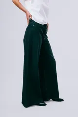 Jean Widi de corte wide leg y tiro alto, color negro, con diseño amplio y fluido.