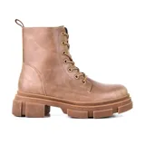 Bota de cuero color marrón claro, con cordones y suela track.