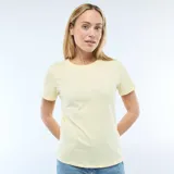 Camiseta de punto de manga corta y cuello redondo en color amarillo claro.