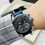 Reloj Maserati Traguardo con caja de acero inoxidable y esfera negra con funciones de cronógrafo. Presenta correa de silicona azul con el logo de la marca grabado y cierre de hebilla.