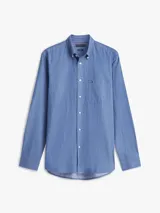 Camisa de manga larga azul con cuello abotonado, cierre frontal con botones y un bolsillo de parche en el pecho con el logo de la marca bordado. Confeccionada en algodón.