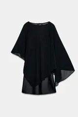 Vestido corto de tejido satinado con superposición de capa de gasa semitransparente. Presenta un diseño fluido con escote redondo y corte asimétrico.
