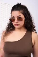Musculosa de un solo hombro en color marrón, con diseño asimétrico y corte al cuerpo.