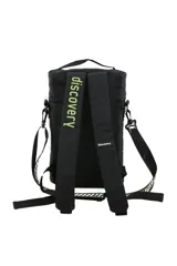 Mochila cilíndrica negra, tipo matera, con múltiples bolsillos frontales con cierre. Presenta un logo circular grande en verde neón con una 'D' estilizada y un globo terráqueo. Las correas son negras con texto en verde neón.