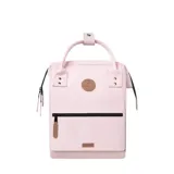 Mochila Cabaia modelo Adventurer Hanoi S, color rosado, con diseño de apertura amplia, bolsillo frontal con cierre y detalles en cuero sintético. Cuenta con asas superiores y correas ajustables.