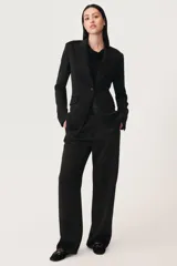 Pantalón de tiro alto confeccionado en tejido satinado, con corte recto, trabillas en la cintura, bolsillos laterales y cierre frontal con cremallera y botón.