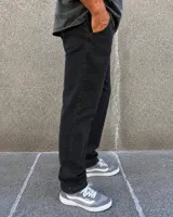 Pantalón jeans de corte mom fit, color negro con efecto gastado.