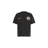 Remera Cole Buxton de manga corta y corte oversize, color negro con efecto acid wash. Presenta estampa gráfica frontal con el nombre de la marca y un escudo heráldico en color blanco.