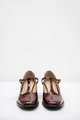 Zapatos de charol color bordó, con diseño tipo T-bar, punta cuadrada y tacón bajo de 4 cm.