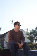 Buzo negro de algodón con cuello redondo y logo bordado en el pecho.