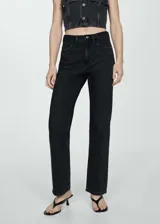 Jeans Matilda de tiro medio y corte recto, confeccionados en tejido denim de algodón color negro. Presenta diseño clásico de cinco bolsillos, trabillas para cinturón y cierre frontal con cremallera y botón metálico.